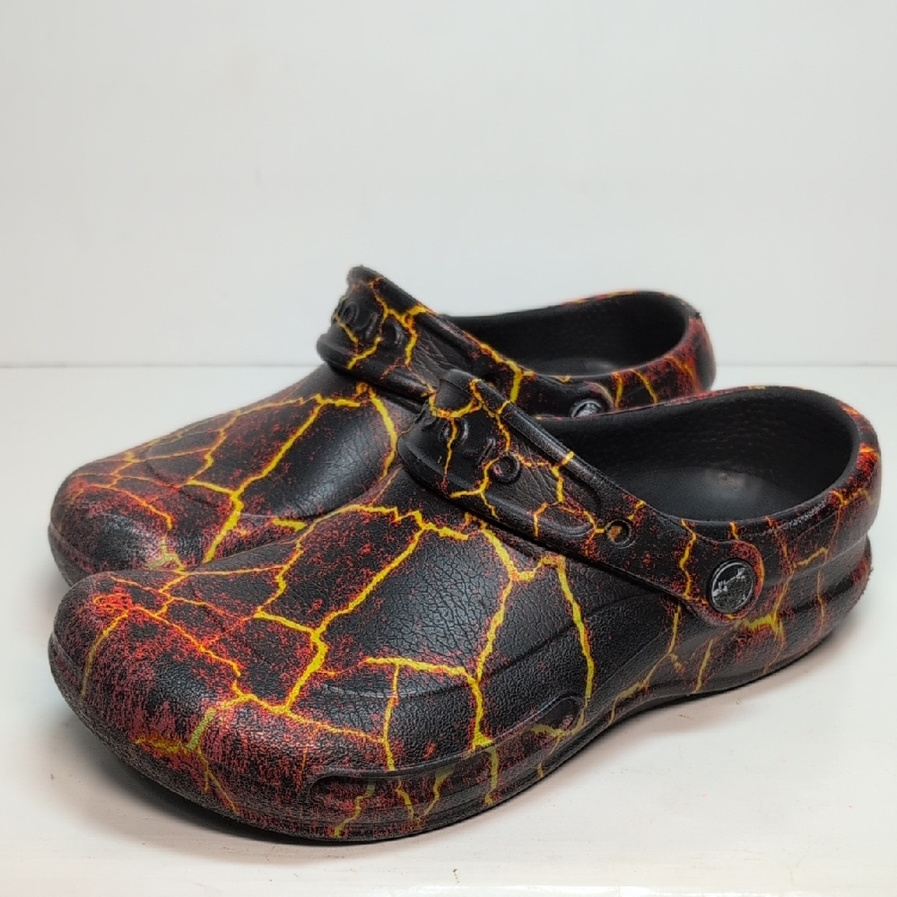 Crocs classic Lava Bistro graphic slip resistant clogs women's size 6 / men sz4